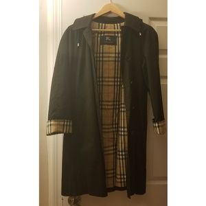 Burberry coat women (size between 6 to 8)